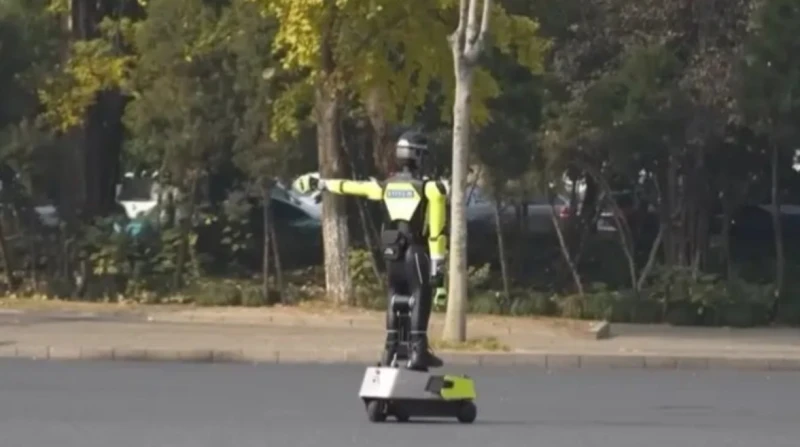 روبوت بشري لتنظيم حركة المرور المزدحمة في الصين