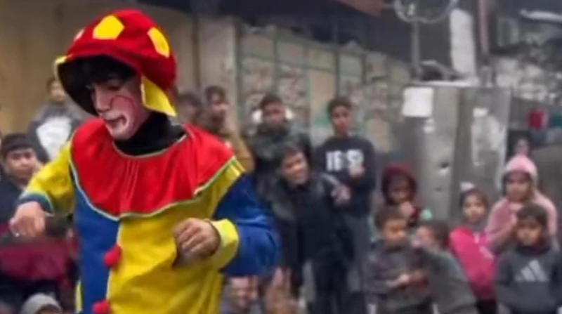 لحظات فرح وسط تحديات غزة.. طفلة ترقص مع المهرجين وتلهم الصمود (فيديو)