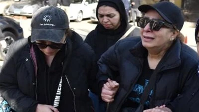 مش قادرة تشيل نفسها.. انهيار شقيقة الفنان طارق الأمير في جنازته | صور
