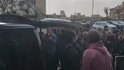 وزير الثقافة في مقدمتهم.. نجوم الفن يشاركون في جنازة والدة هاني رمزي