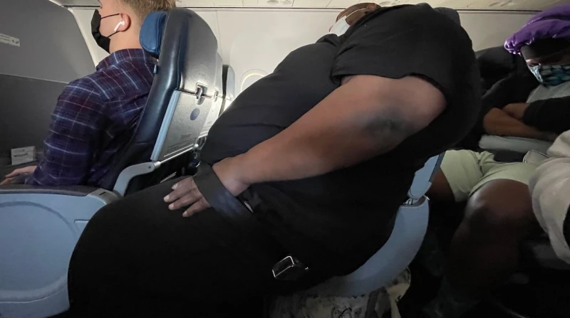 سياسة الـ"إكس لارج"، شركة طيران تلزم أصحاب الوزن الزائد برسوم إضافية