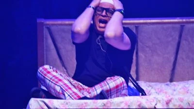 درجة حرارته وصلت 40.. تعرض الفنان تامر عبد المنعم لوعكة صحية وإلغاء عرض مسرحيته