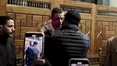 حضن ورسالة مواساة من السقا لـ أحمد الفيشاوي في عزاء سمية الألفي| صور