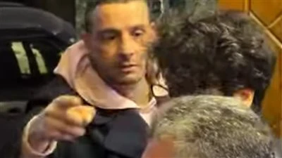 صور حالة انسانية عن قرب .. نقابة الصحفيين تدين تصرف أحد المصورين في عزاء والدة أحمد الفيشاوي