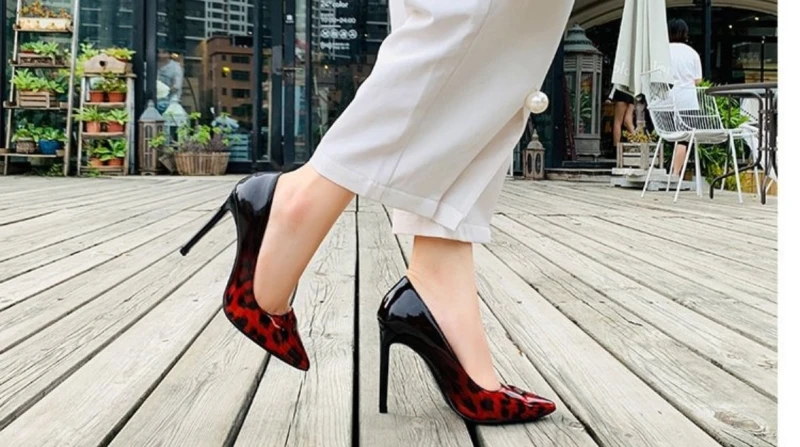 ارتداء الكعب العالي لساعات طويلة، طبيب يحذر السيدات من مخاطر صحية