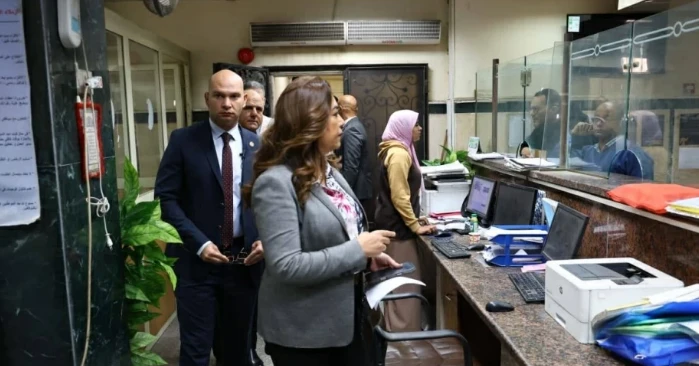 وزيرة التنمية المحلية تطيح برئيس حي النزهة من منصبه : مش شايف شغله