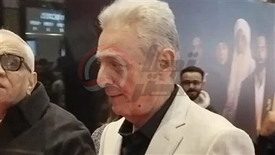 باين عليه التعب.. أول ظهور لـ محمود حميدة بعد خروجه من المستشفى في العرض الخاص لفيلم الملحد