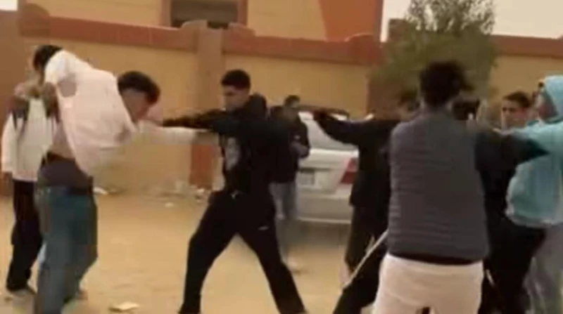 "البنات واقفة تتفرج".. مشاجرة بين طلاب أمام مدرسة بأكتوبر