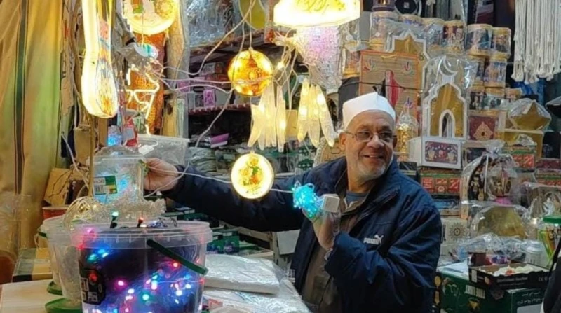 "زينة رمضان بـ5 جنيه"، عم وجيه أقدم بائع في الخيامية ينقلنا لأجواء الحارة (خاص)