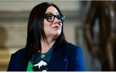 فضيحة مدوية : وزيرة العمل الأمريكية علي علاقة غير لائقة بأحد موظفي الوزارة