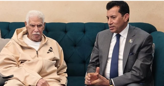 الوزير في بيت المعلم حسن شحاتة للإطمئنان عليه: الحمد لله صحته عال العال