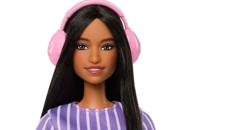 ترتدي سماعة رأس عازلة للصوت، أول دمية باربي تحاكي مرضى التوحد