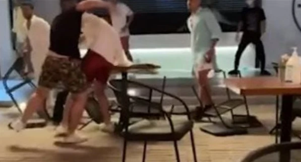 3 طلاب جامعيين قطعوا بعض في مول شهير بأكتوبر والسبب فتاة : والله عيب