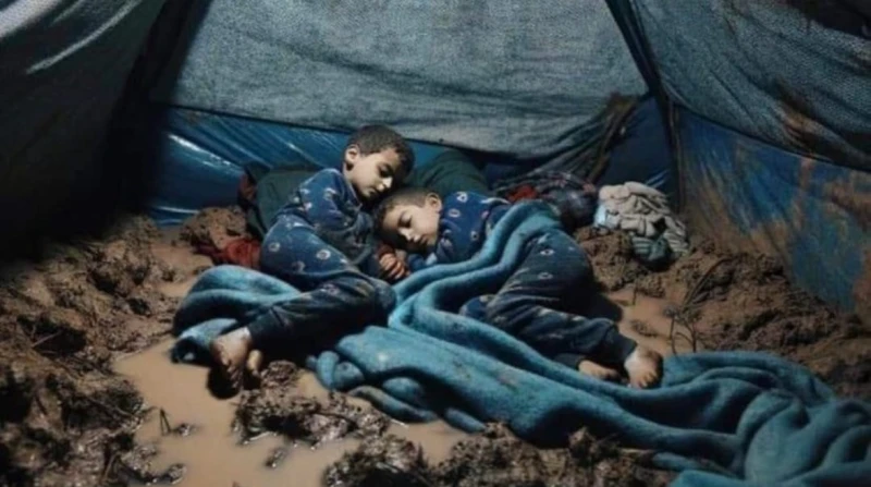 انجراف 7 آلاف خيمة خلال يومين، الحرب والبرد يضاعفان معاناة أطفال غزة