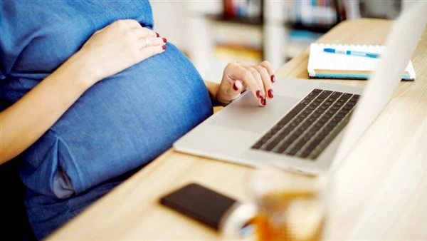 إجازة الوضع حق قانوني للمرأة العاملة مدفوعة الأجر بنسبة 75% وفق التأمينات والعمل