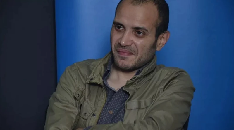 "مربطين يديها مثل المجرمين"، أحمد ثابت يستغيث بعد أزمة والدته بأحد المستشفيات