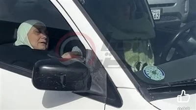 مش قادرة تسند نفسها.. انهيار ابنة الفنانة هدى شعراوي في جنازتها