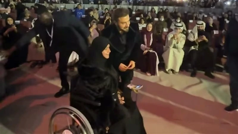 تصور مع مسنة.. لفتة إنسانية من ماجد المهندس خلال حفله في دبي