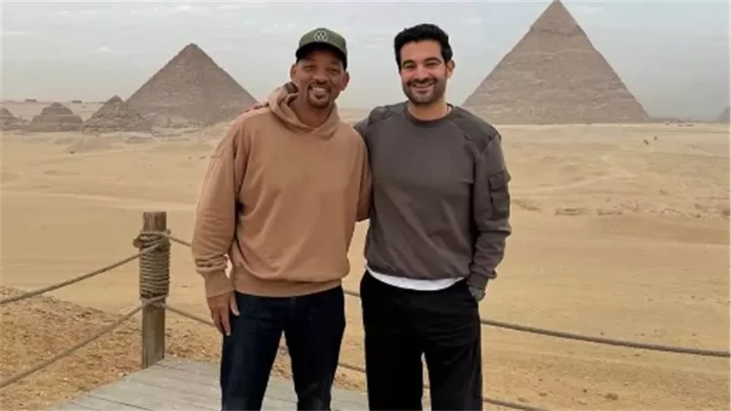 ويل سميث يتجول في منطقة الأهرامات خلال زيارته الحالية لمصر