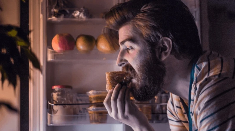 "جوع الليل في الشتاء"، لماذا نشعر بالرغبة في الأكل أكثر؟