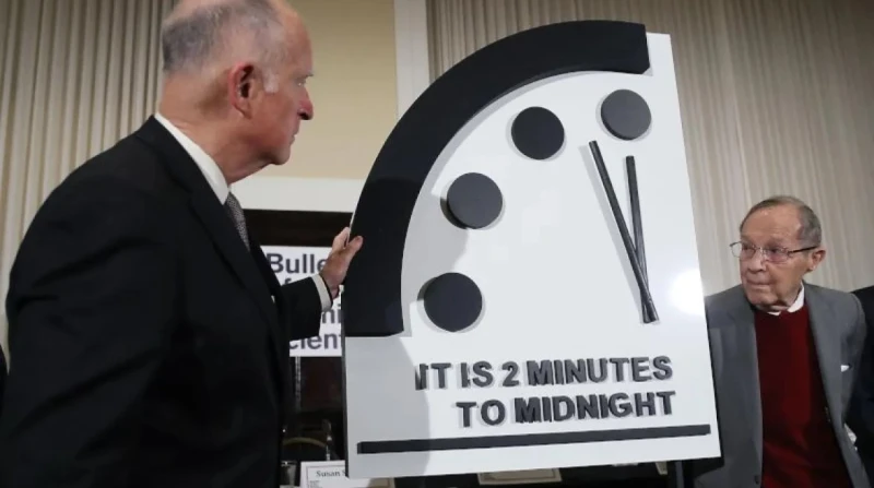 ساعة يوم القيامة تتحرك 4 ثوان.. هل اقتربت نهاية العالم؟