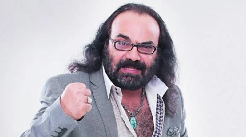 "كل واحد يلزم حدوده".. أبو الليف يخرج عن صمته بسبب مذيعة شهيرة