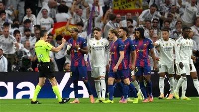 مباراه ريال مدريد وبرشلونه.. القنوات الناقلة لمباراة برشلونة اليوم أمام ريال مدريد في السوبر الإسباني
