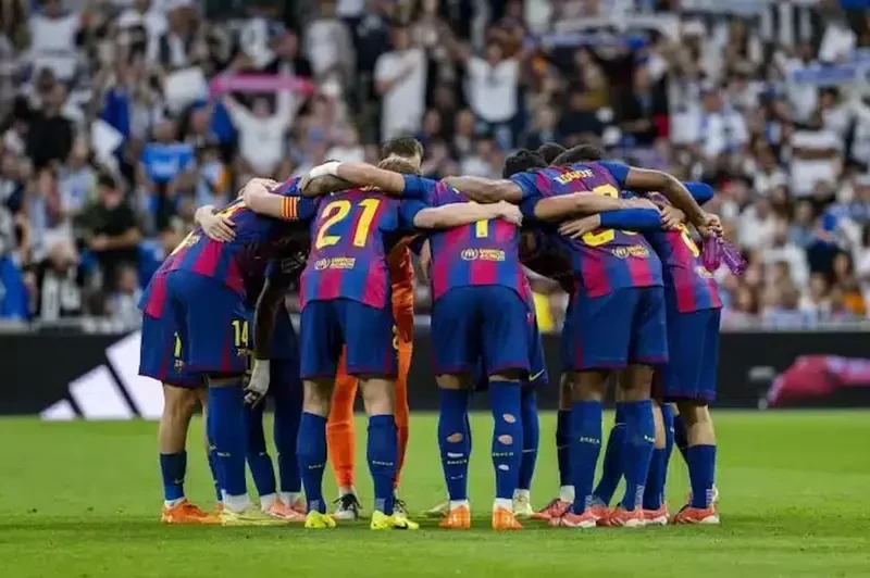 برشلونة يتجاوز إسبانيول بهدفين في ديربي كاتالونيا