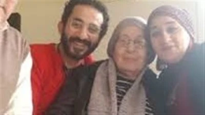 مدينه لها بآخر انفاسي.. رسالة مؤثرة من شقيقة أحمد حلمي بعد تعرضه والدتها لوعكة صحية| تفاصيل
