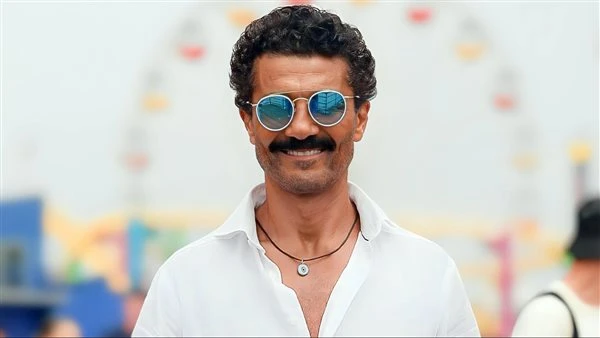 خالد النبوي يواجه أزمة مالية حادة ضمن أحداث مسلسل طاهر المصري والعرض Off Season