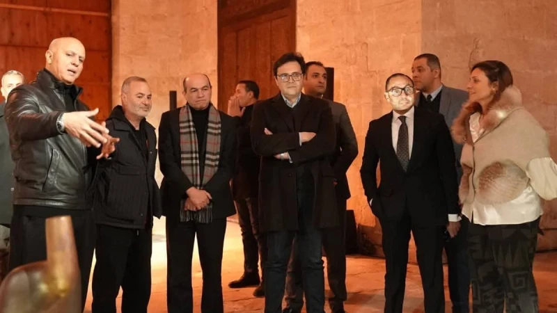 وزير الثقافة يفتتح معرض «مسار» للفنان خالد زكي بقبة السلطان الغوري