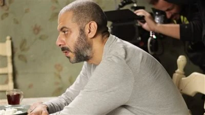 مسلسل أب ولكن.. صور جديدة من الكواليس ولوك مختلف لـ محمد فراج في رمضان 2026