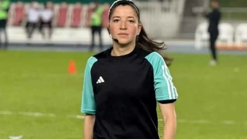 واقعة تهز الكرة الجزائرية… لاعب يقوم بفعل صادم مع حكمة داخل الملعب