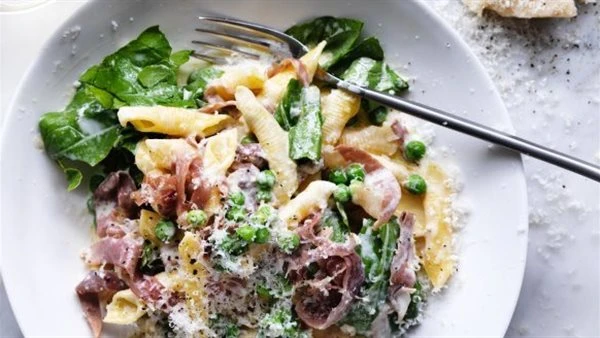 طريقة عمل مكرونة بالبسطرمة والكريمة، وجبة لذيذة وسريعة