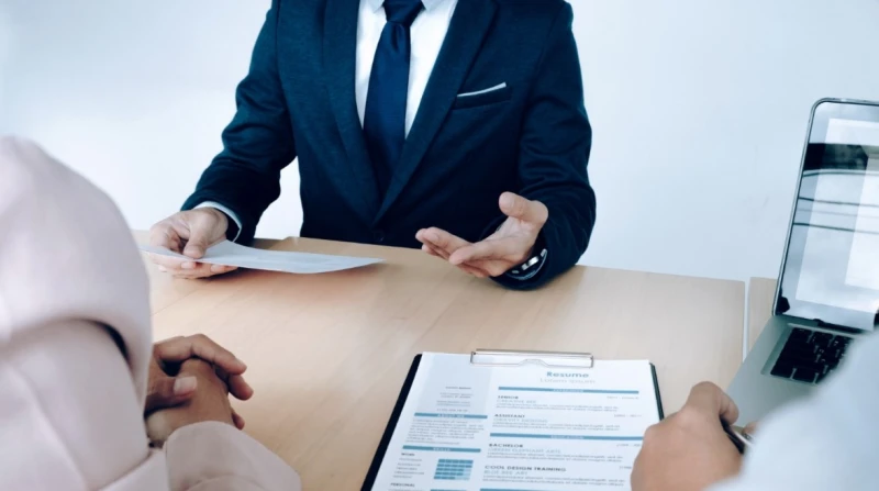 مسؤول موارد بشرية يوافق على توظيف أم لديها طفل، لهذا السبب