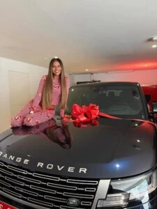 لم يرد على هاتفه.. نجم برشلونة يمنحها هدية غير متوقعة وهي بالبجامة