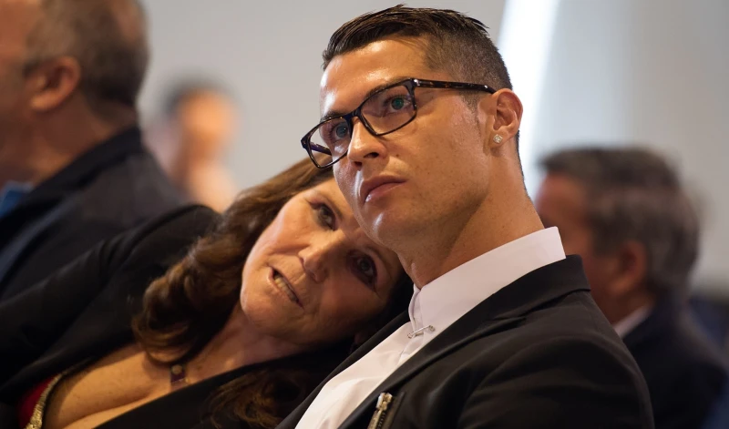 كريستيانو عنده مهارات الكورة.. وماما عندها مهارات البيزنس