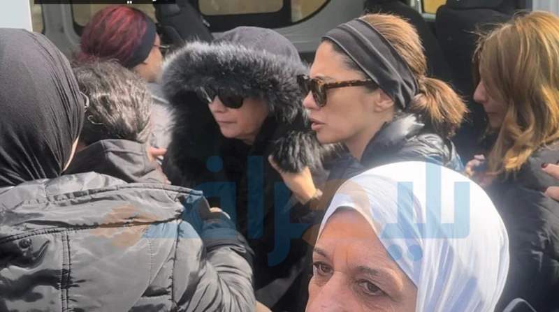 انهيار شيرين خلال استقبال جثمان شقيقها بمسجد السيدة نفيسة