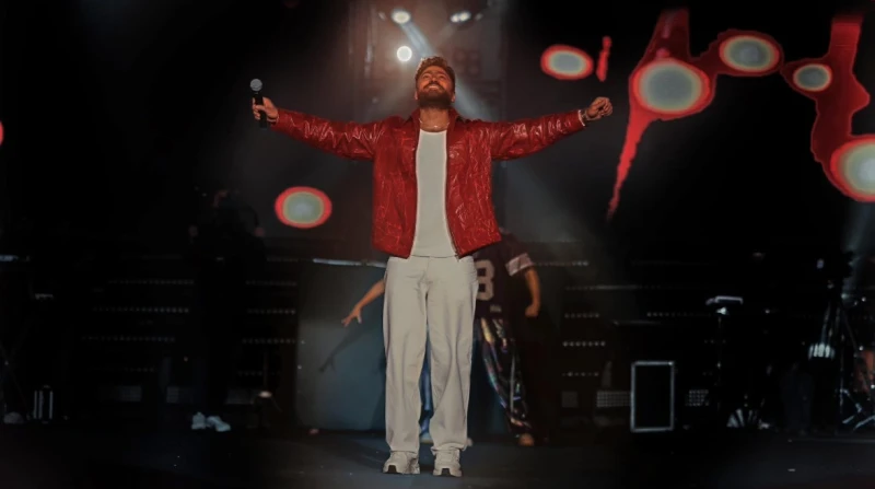 بالعاصمة الجديدة، تامر حسني يلهب مشاعر الجمهور في حفل رأس السنة