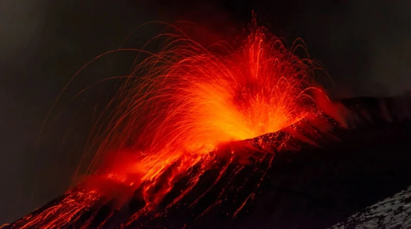 "نائم" منذ أكثر من قرن، طوارئ في إندونيسيا وإخلاء مناطق واسعة بعد نشاط بركاني