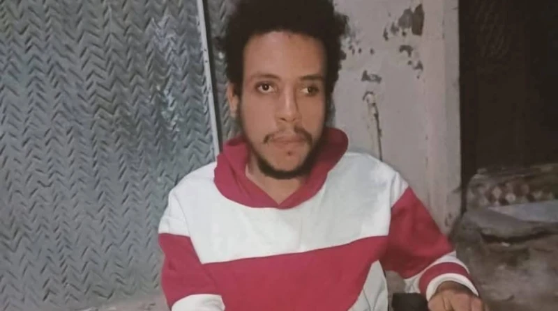 "أبويا اتخلى عنا ونفسي حد ينقذني".. شاب يستغيث بالمسؤولين قبل بتر يديه