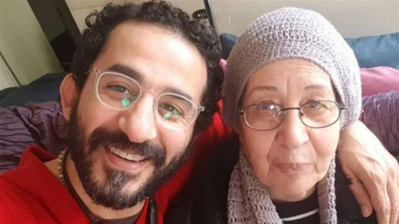 شقيقة أحمد حلمي تطلب الدعاء لوالدتها بعد تعرضها لوعكة صحية