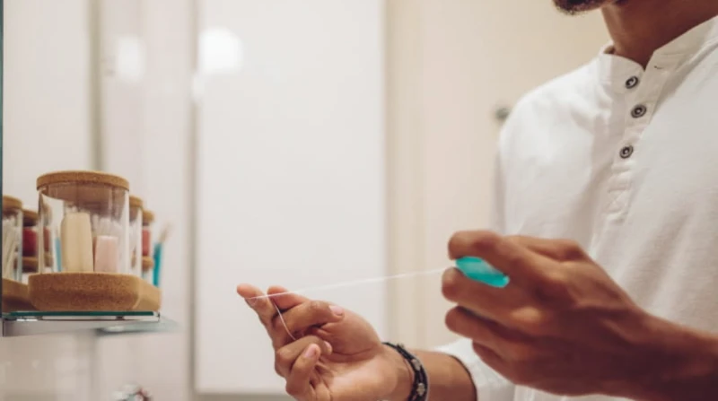 فائدة غير متوقعة لاستخدام خيط الأسنان ولو مرة واحدة أسبوعيًا