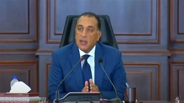 مدبولي يهنئ الأقباط بعيد الميلاد ويؤكد التزام الحكومة بخفض الدين العام