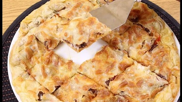 طريقة عمل فطيرة السجق بالجبن الكيري في خطوات بسيطة