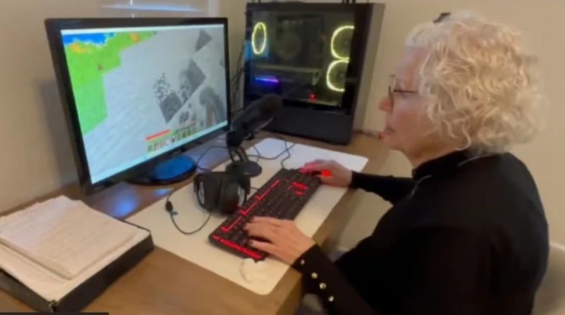 جدة تتحول للاعبة محترفة على يوتيوب لإنقاذ حفيدها من السرطان