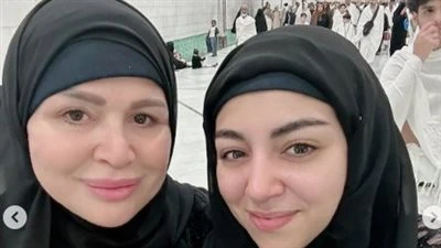 لأمى الغالية.. إلهام شاهين تؤدي مناسك العمرة برفقه ابنه شقيقتها