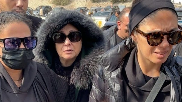 الفنانة شيرين تستقبل عزاء شقيقها.. صور