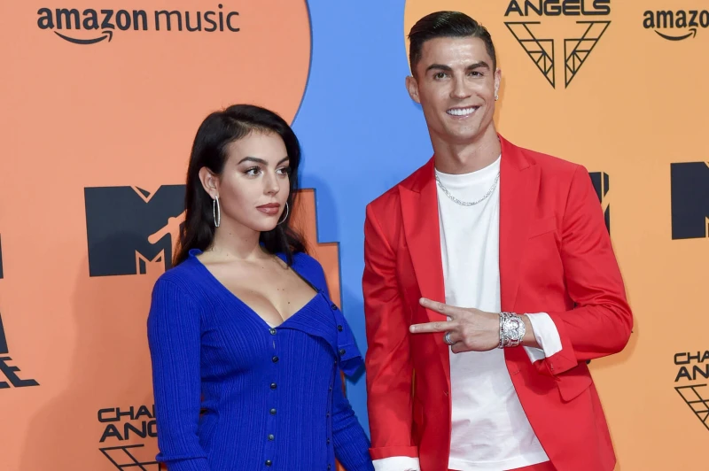 قصر كريستيانو رونالدو وجورجينا: 5 آلاف متر مربع من الفخامة