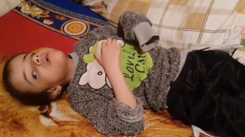 "بعت عفش بيتي".. أب يستغيث لعلاج ابنته من ضمور المخ